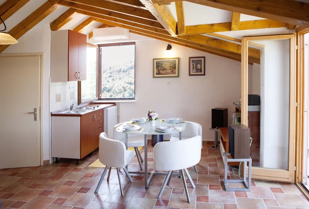 A2 - Studio With Balcony, Just 3 min to the Beach