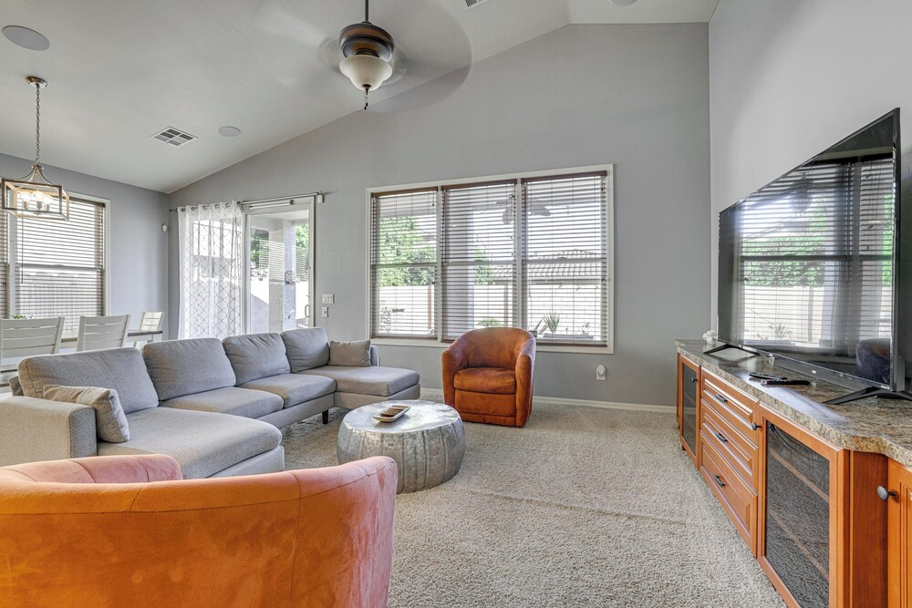 Poolside Oasis: Group-friendly Getaway in Phoenix!