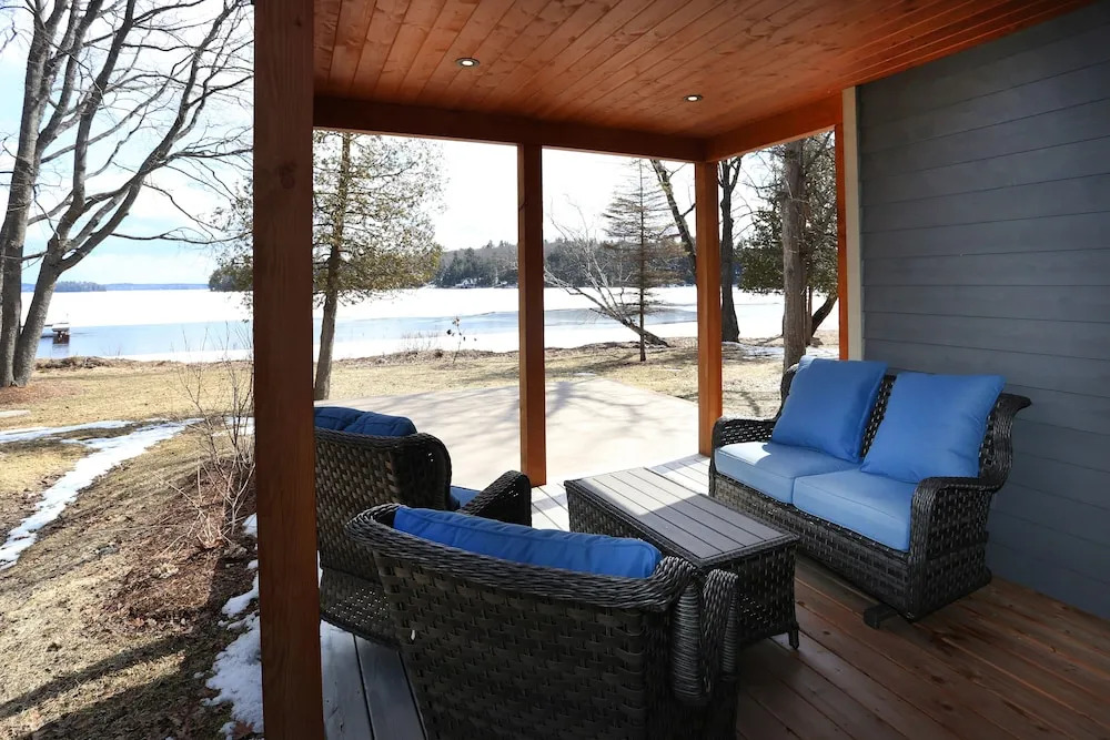 Lakefront Cottage with Stunning Lakeview