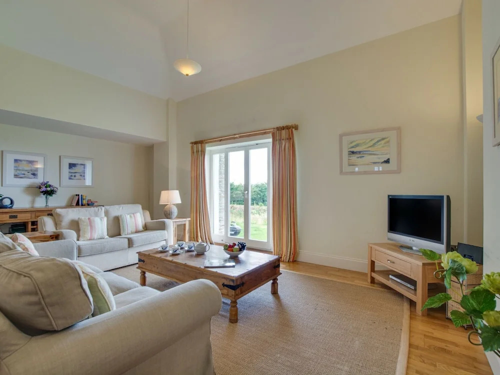 Lovely Holiday Home in Edmonton With Garden