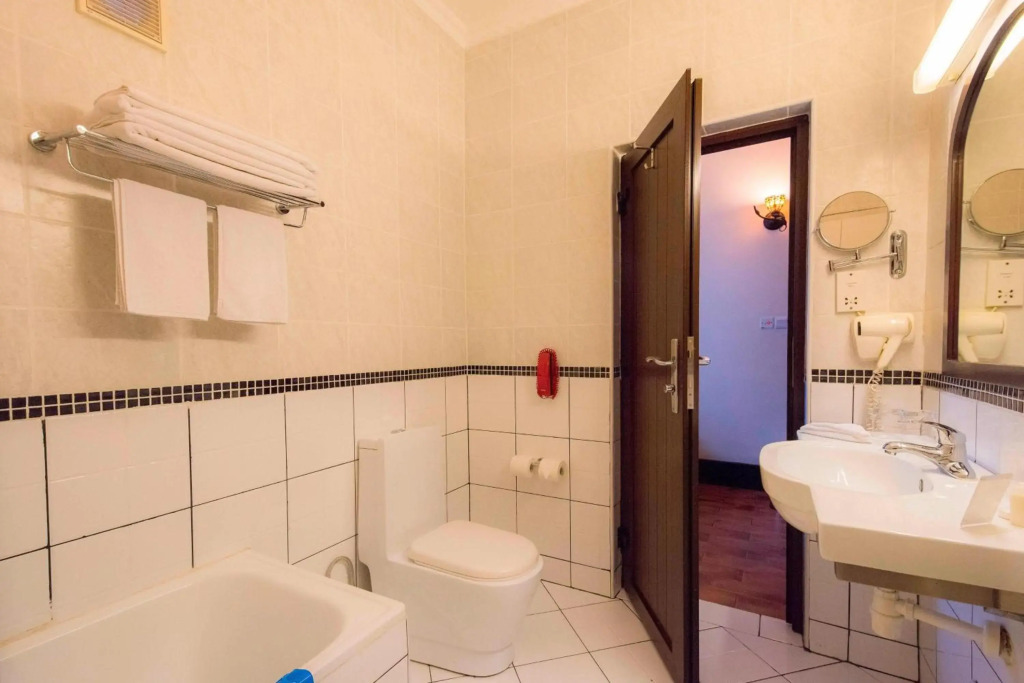 Отель Protea by Marriott Dar es Salaam Courtyard