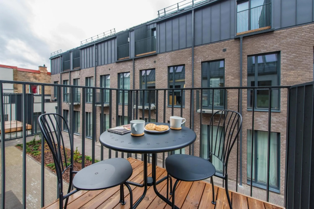 Newly Built, w-Balcony, easy Self check in, by Cohost