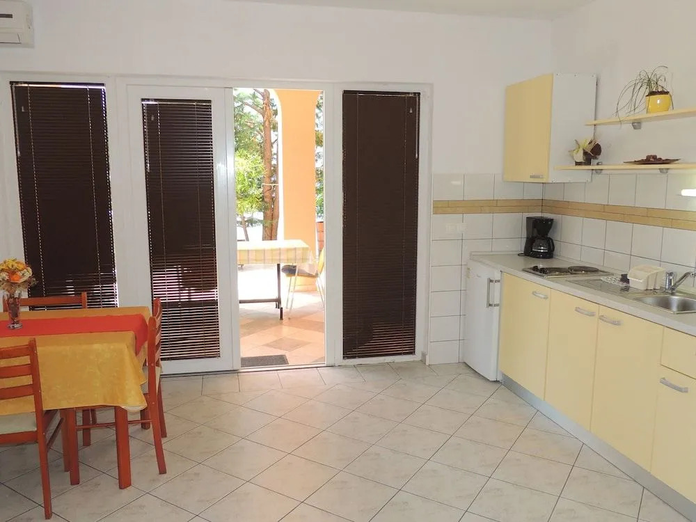 Apartment and rooms Brzac