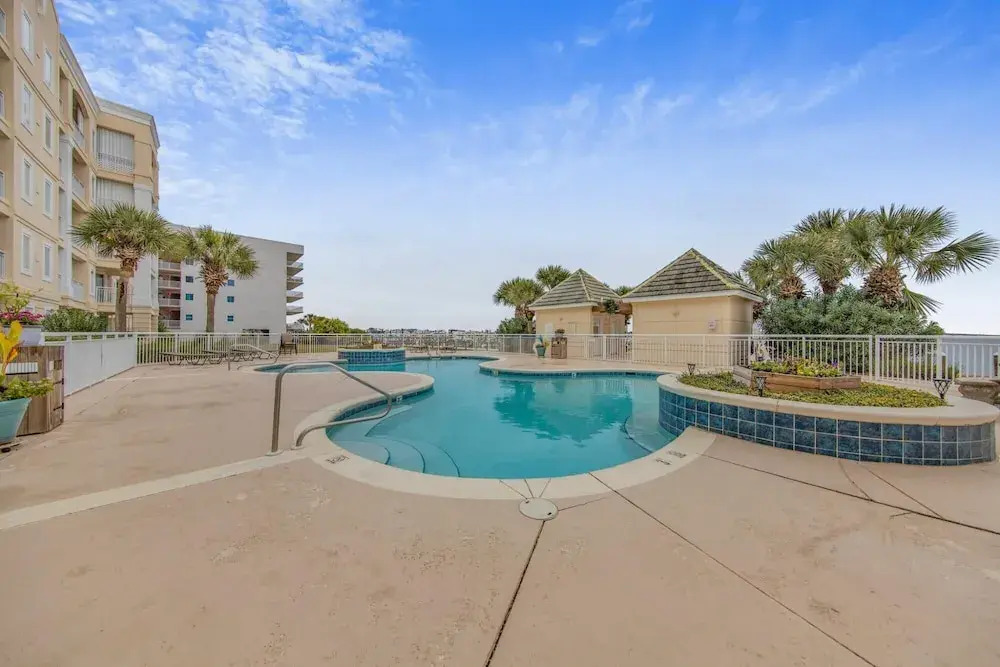 Spacious Condo on the bay Indoor Outdoor Pool