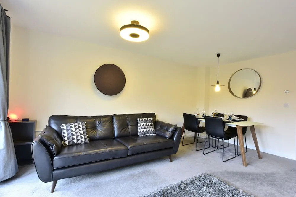 Villiers Road - modern family home by the golf course