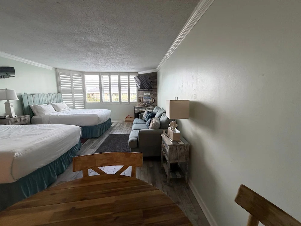 Renovated Beach Front Condo - Top of the Gulf 302