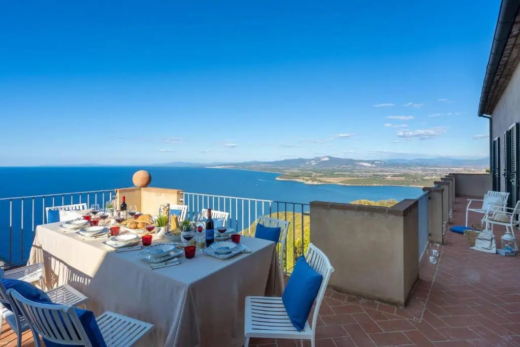"luxury House In Populonia Above The Sea"