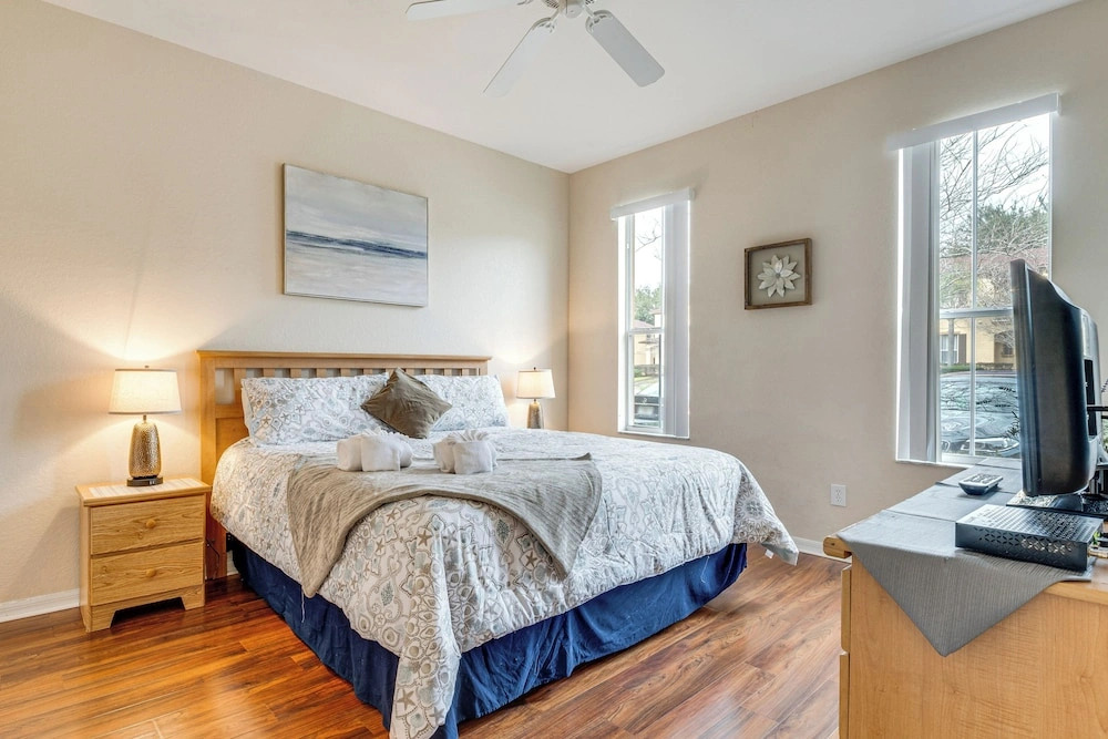 9 Mi to Wdw: Resort-style Townhome w/ Pool Access