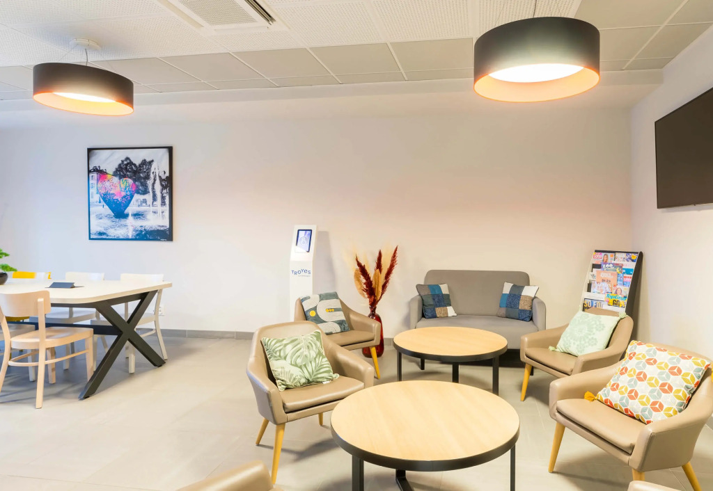 B&B HOTEL Troyes Magasins dusine