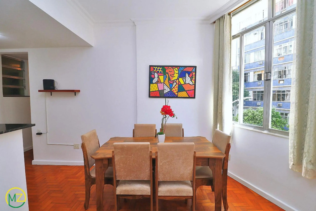 Sala e 2 quartos econômico no posto 5 em Copacabana
