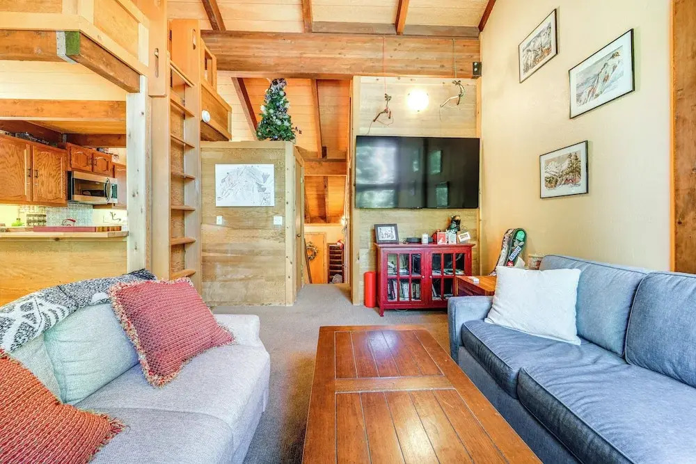 8 Mi to North Tahoe Beach: Truckee Resort Condo