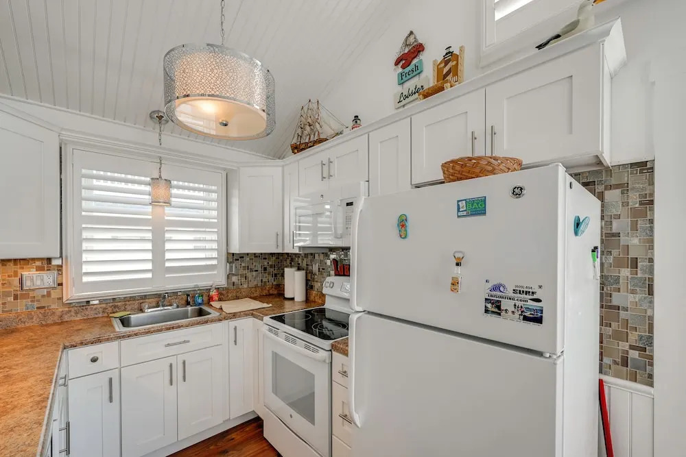 Walk to Bay Village, Beaches & More! Cozy Cottage
