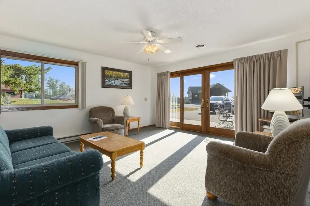 Pelican Lakes Motel