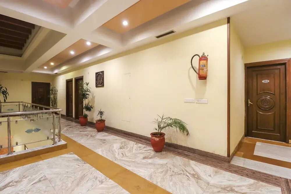 Capital O 5439 Hotel Shiraaz