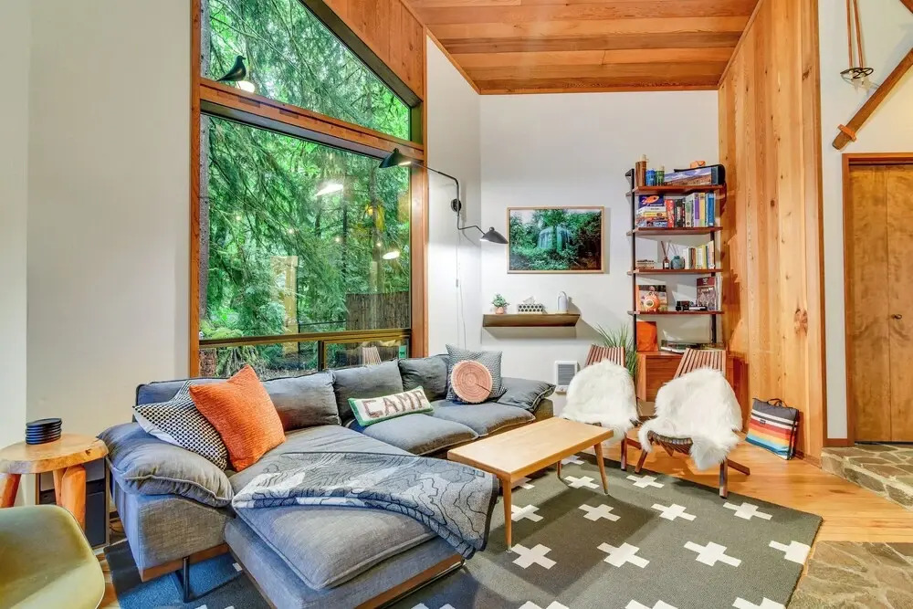 Rhododendron Creekside Cabin w/ Hot Tub & Fire Pit