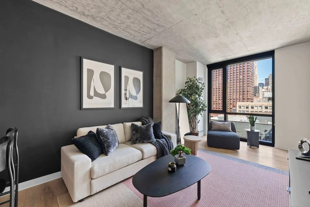 Luxury 3 Bed 3 Bath High Rise With Gym Amenities