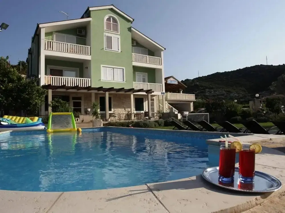 Villa with with 5 apartments in Peracko Blato