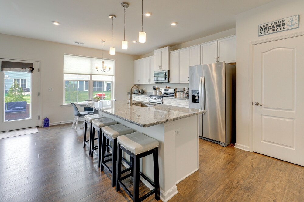 5 Mi to Bethany Beach: Modern Gem w/ Pool Access!