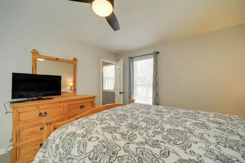Cozy Sapphire Resort Home w/ Deck & Mountain Views