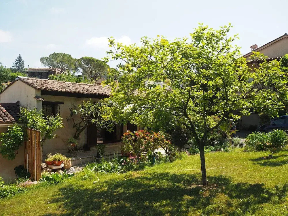 Small Holiday Home With Private Terrace and Shared Garden, Cagnes-sur-mer