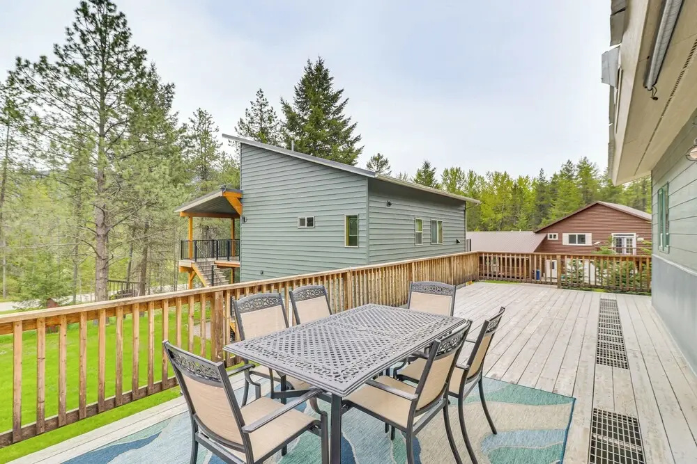 Scenic Forest Lodge Outside Glacier National Park!