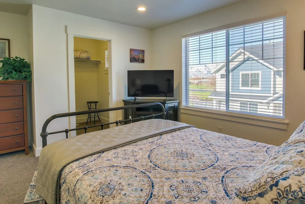 2 Mi to Zootah: Providence Townhome w/ Fireplaces