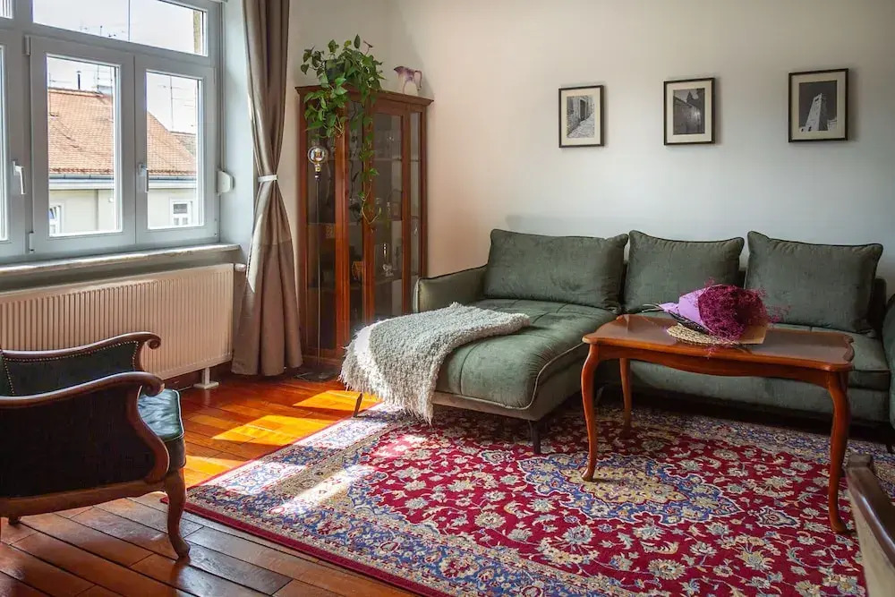 Chic Antique Dana Zagreb center view