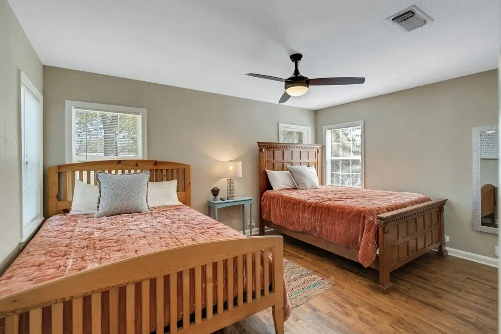 Charming Bungalow W/hot tub 5min to Main St!
