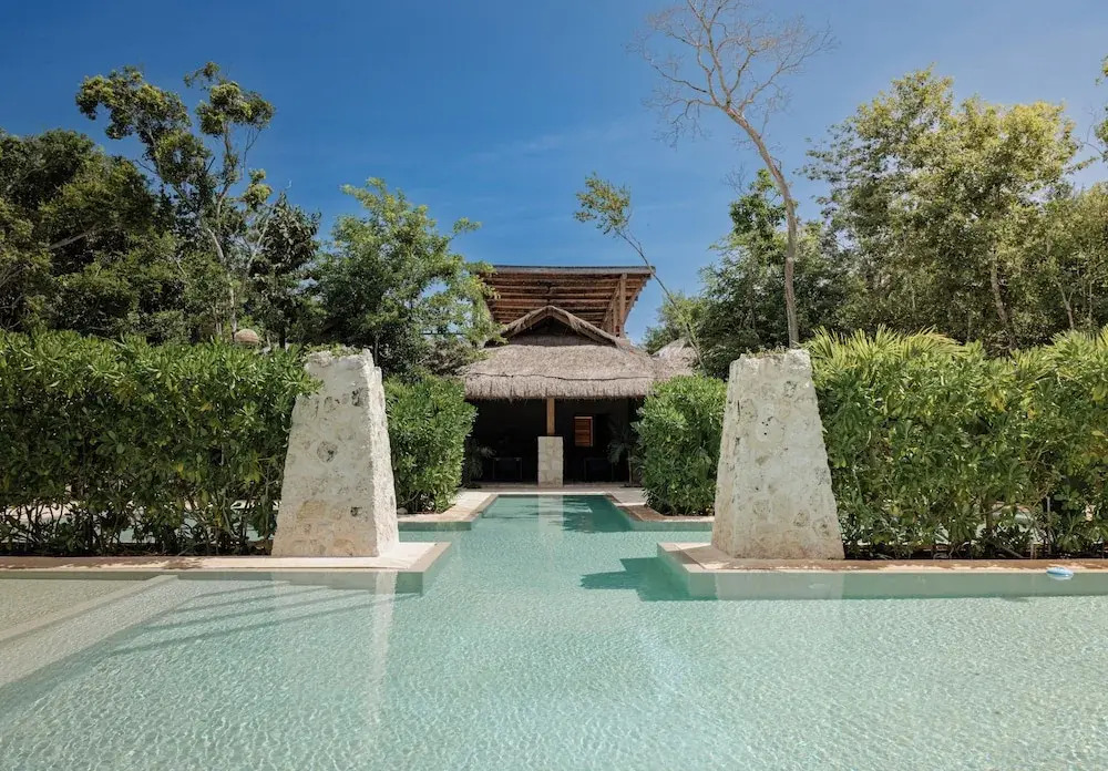 BT Homes - Tulum - Exclusiva villa de lujo con piscina, gym y pista de pádel