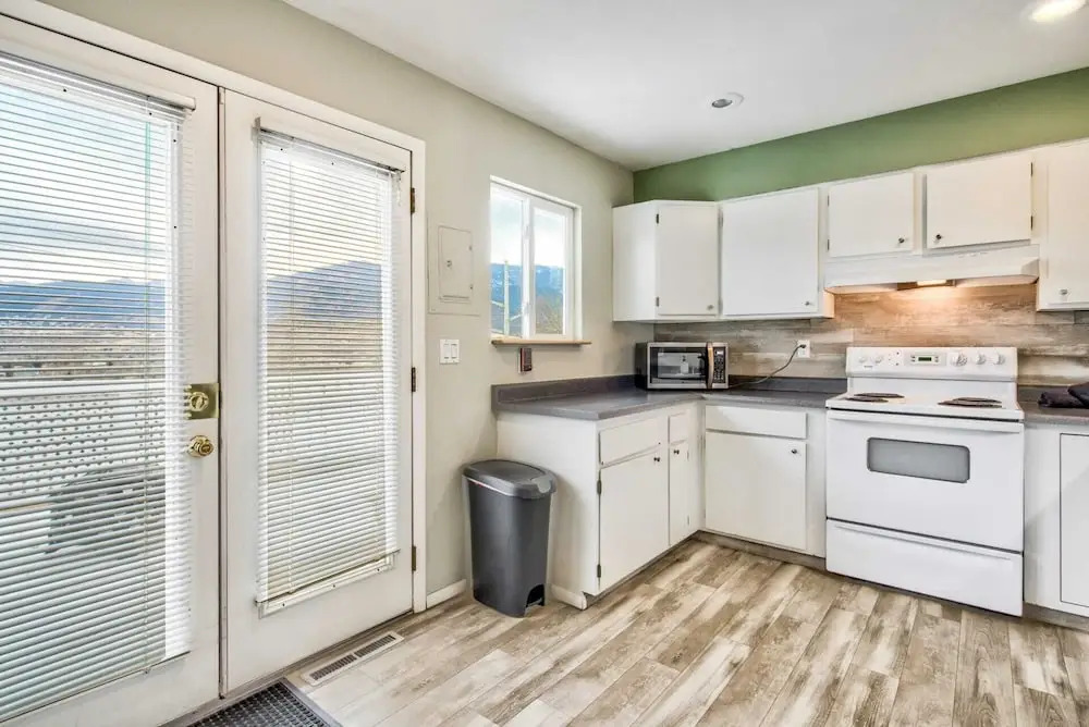 2brclose To Hiking & Garden of Godsbose Surround Sound Pet-friendly