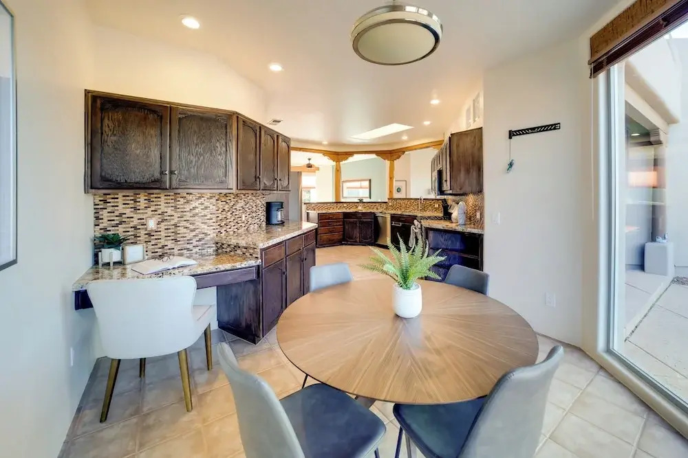 Red Rock Mtn View & Fire Pit: Central Sedona Home