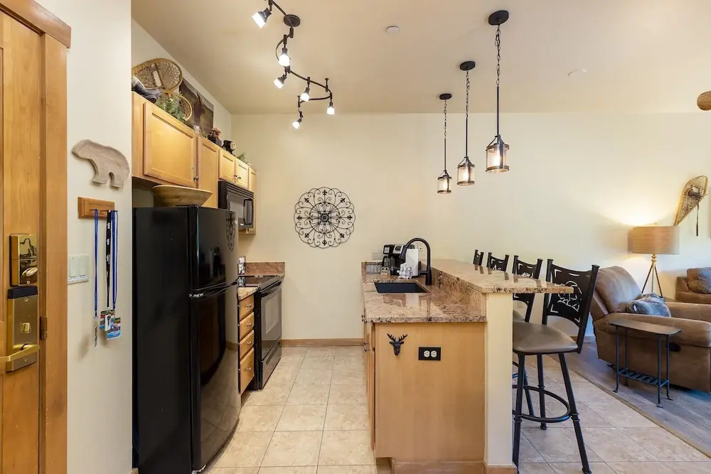 8115 Arapahoe Lodge 1 Bedroom Condo by RedAwning