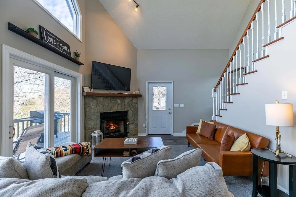 Sky High Chalet Blowing Rock Home With hot Tub, Pool Table, Bunk Room, and Fire pit
