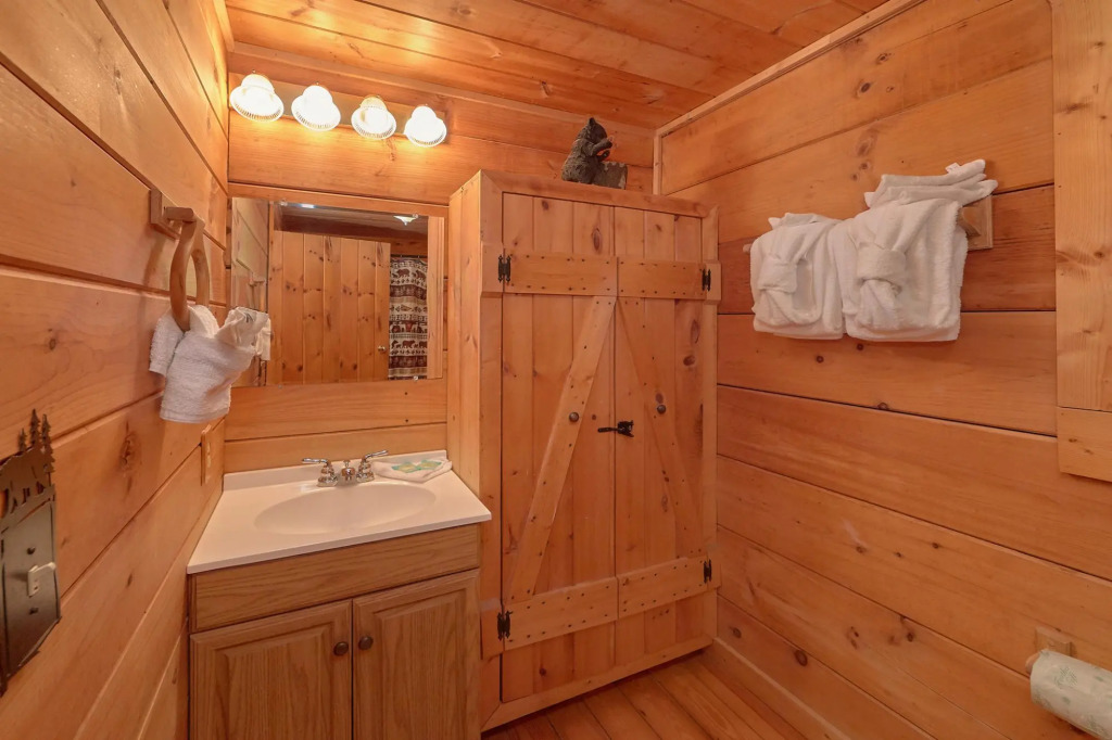 Hickory Lodge in Pigeon Forge