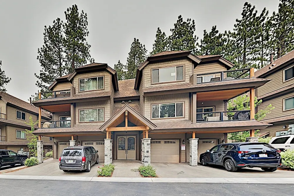 3987mant 3 Bedroom Condo