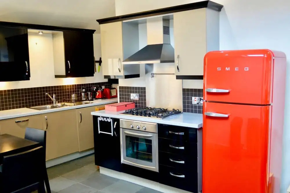2 Bedroom Edinburgh Flat on Quiet Cobbled Street