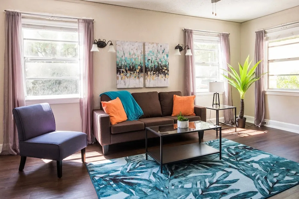 1 BR with Parking next to Bay and Shopping by Frontdesk
