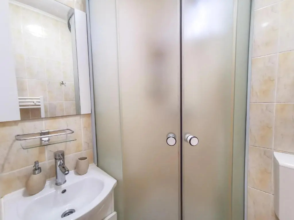 Charming Modern Apartment, Minutes from Downtown