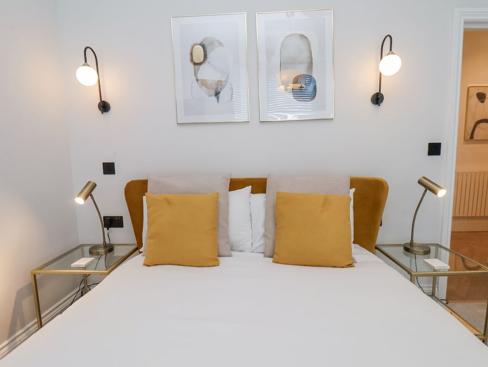 The Salisbury Apartment 202