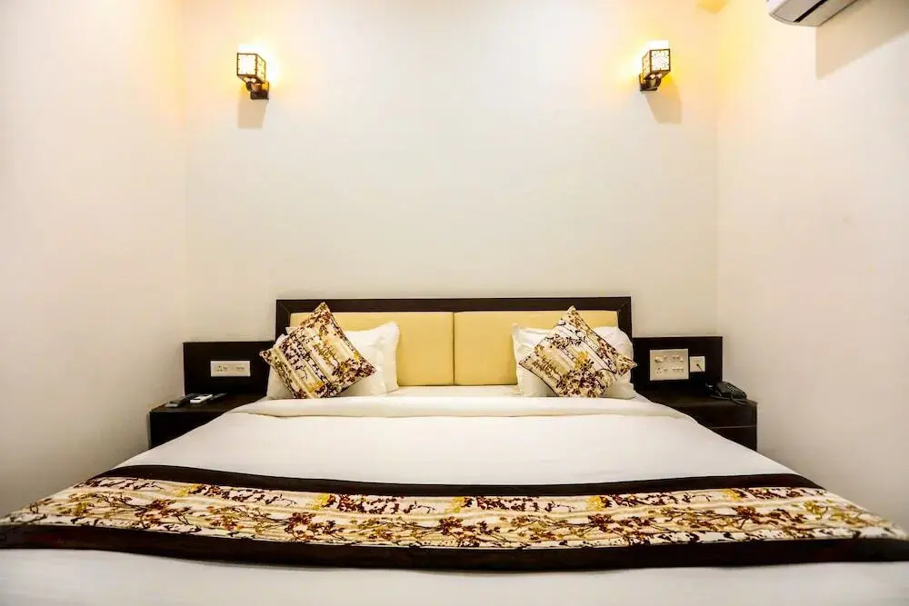 Hotel Four Apple
