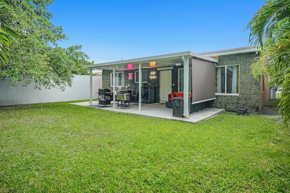 Unique Escape GameRoom! Bar, BBQ, Spacious, and Near Beach