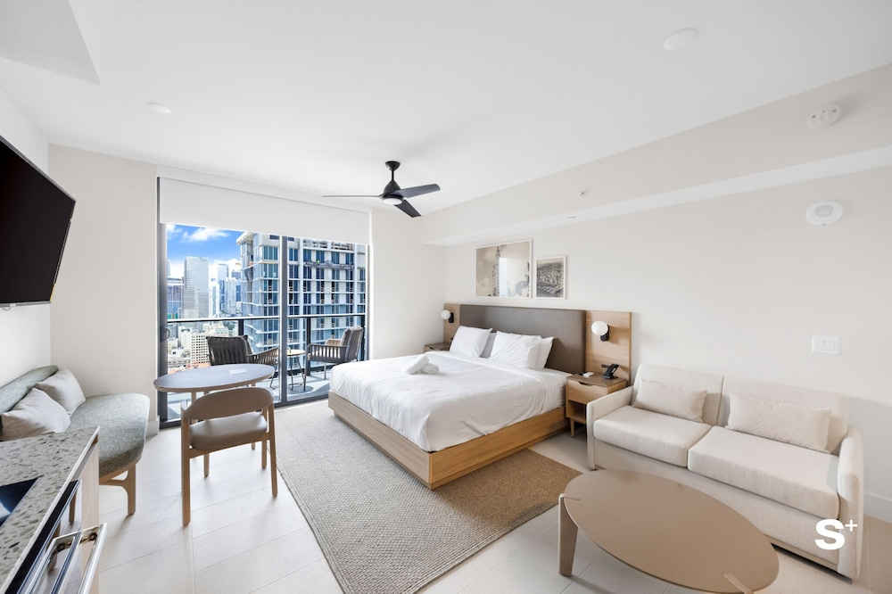 44th-Floor Luxury Condo - Gym & Pool