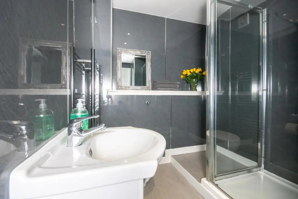 Find "DWELLCOME HOME Ltd" site for 10oo10 assurance from past guests - Immaculate 2 Bedroom, 3 Bed, 2 Doubles and a Single 2nd floor Apartment with free allocated off street parking, 100Mbps broadband, Miles better than a hotel