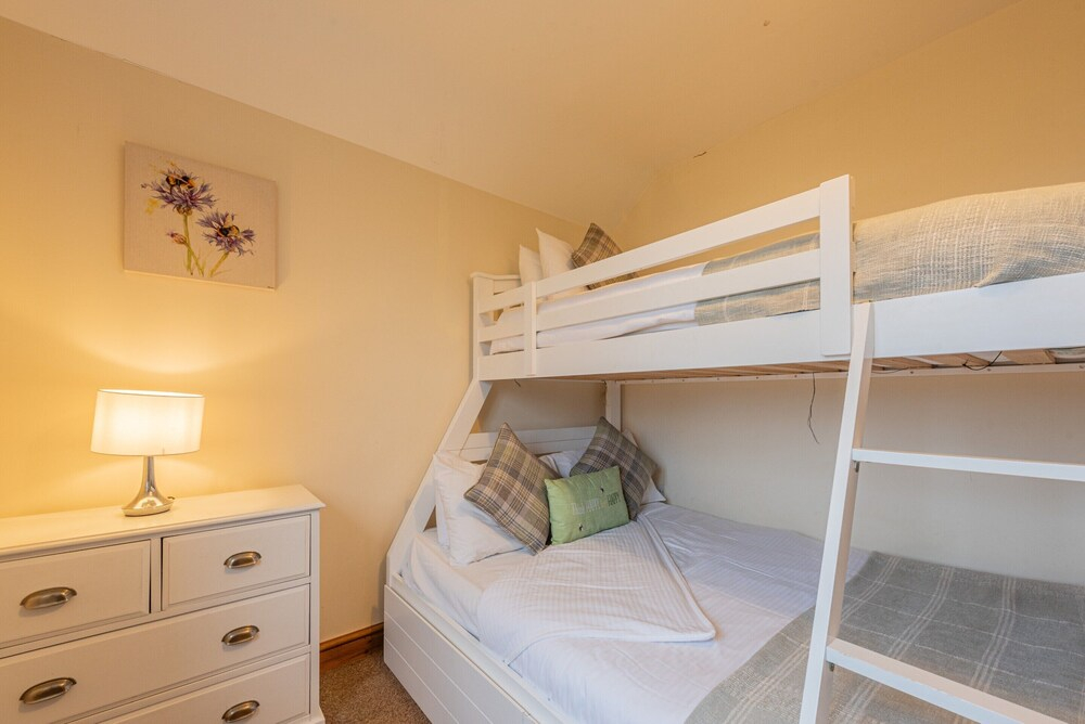 Spacious Country House for 14, Holywell, No Deposit