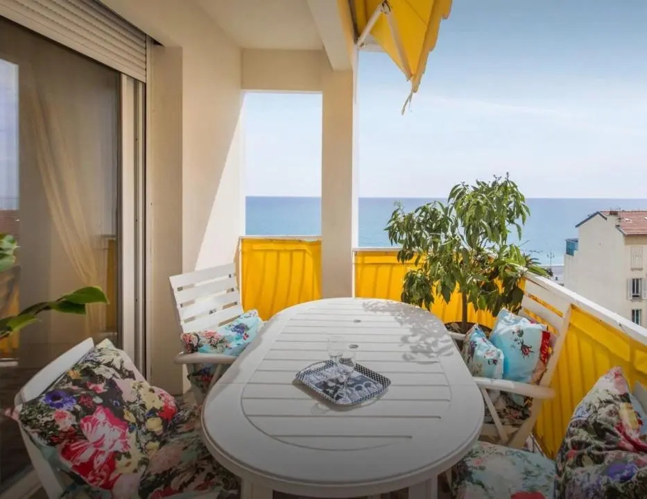 Stunning 2 bed Flat Nice front of the beach Seaview