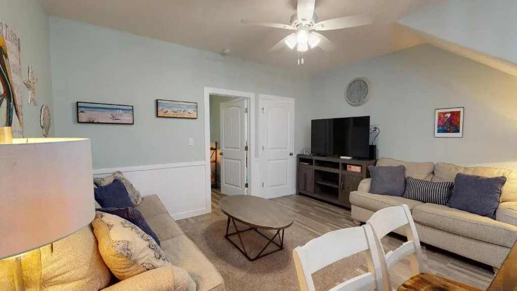 BC106 Stay and play at Twisted Pelican, this cozy home steps from all of the activities in Port A