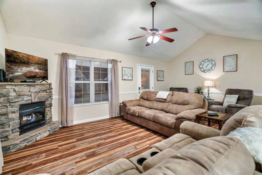1 Mile to Pkwy Pets Hot Tub Creekside Porch