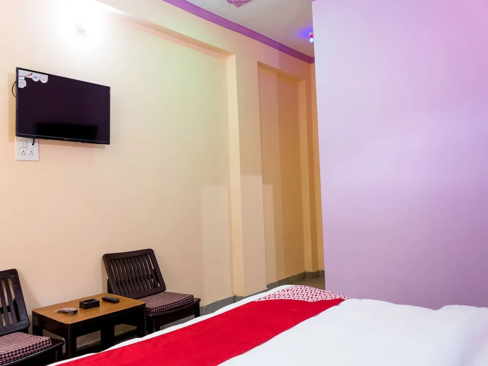 OYO 13829 Home Cozy Hill View Plaza McLoad Ganj