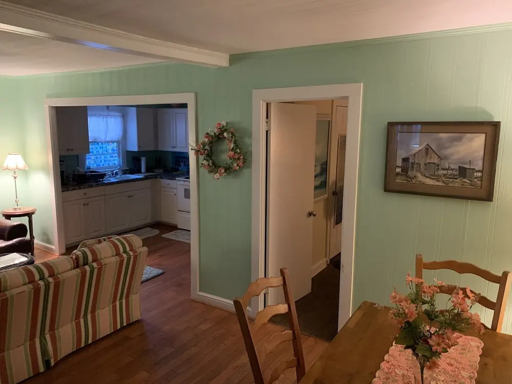 Queen Anne's Revenge At The Beach 3 Bedroom Cottage by RedAwning