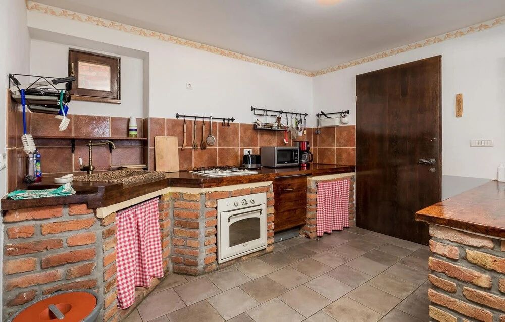 Beautiful Home in Icici With Wifi, 5 Bedrooms and Outdoor Swimming Pool
